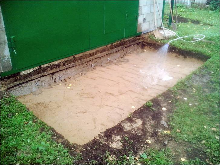 Проливают водой